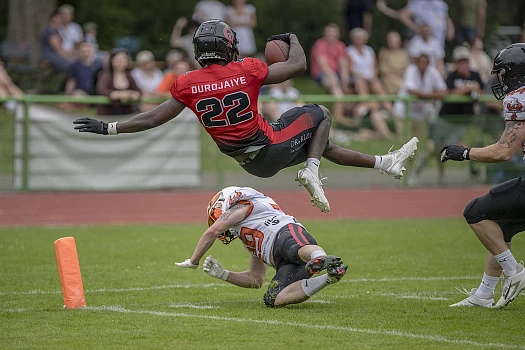 Spektakulär fliegt Femi Durojaiye (#22) über seinen Gegner und sorgt für die einzigen Kölner Punkte - Foto: Oliver Jungnitsch